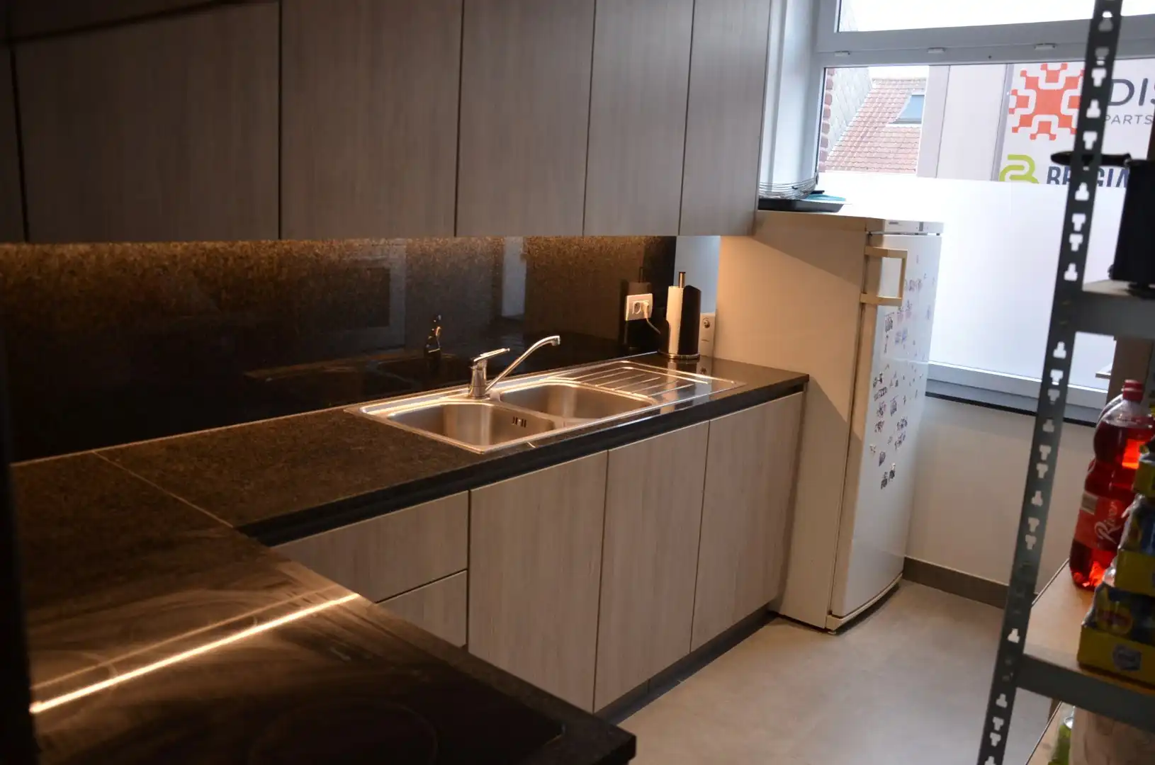 Volledig gerenoveerde, energiezuinige en instapklare rijwoning met garage, tuin en zonnepanelen in Roeselare foto 5