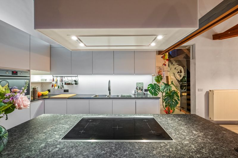 Staden-Roeselare. Landelijke charmante half open bebouwing op een perceel van 1018m2 met diepe tuin, 5 slaapkamers, garage en carport en loods van 40m2. foto 4