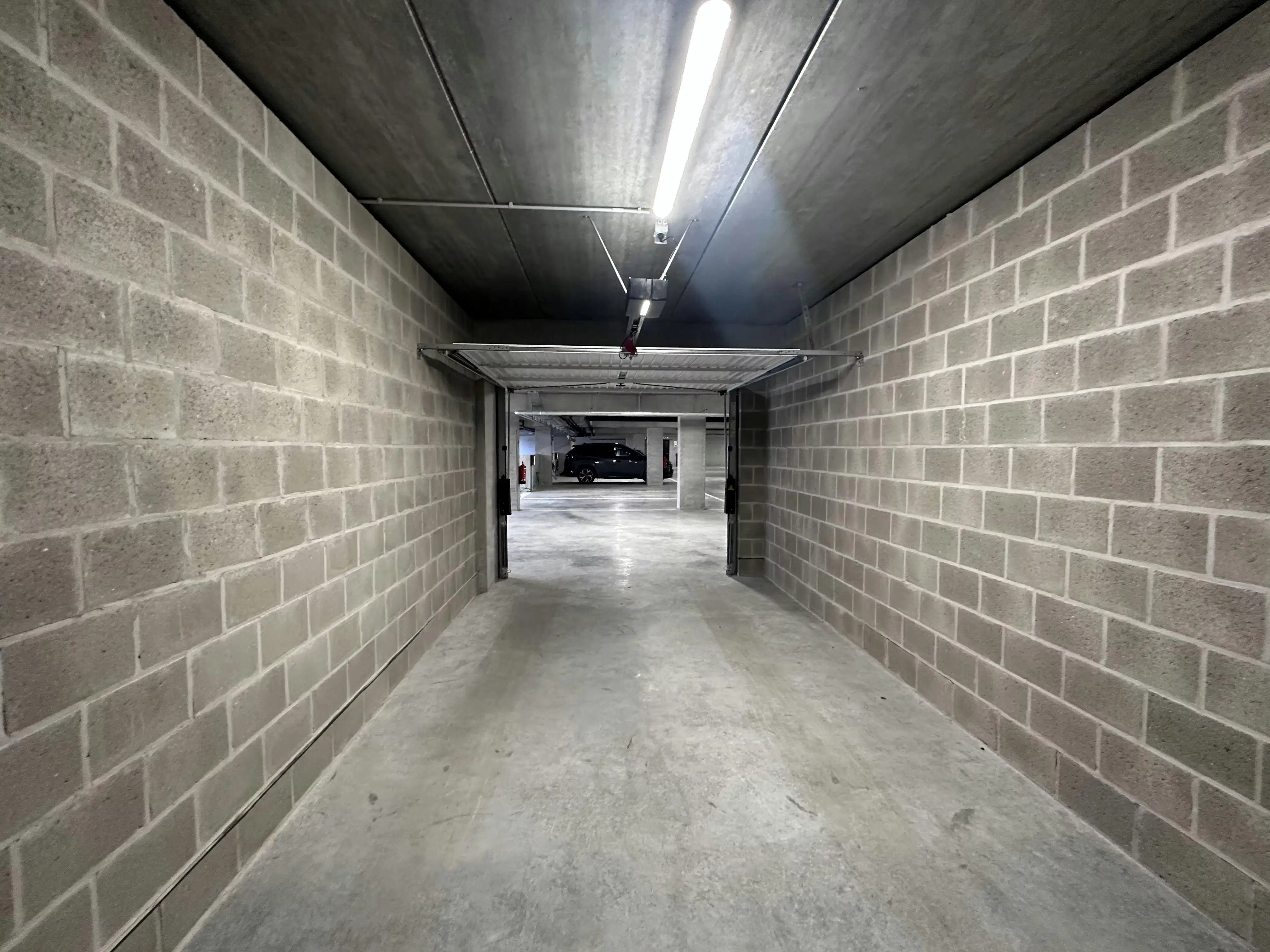 Ruime garagebox met automatische poort te koop in het Suikerpark. foto 2