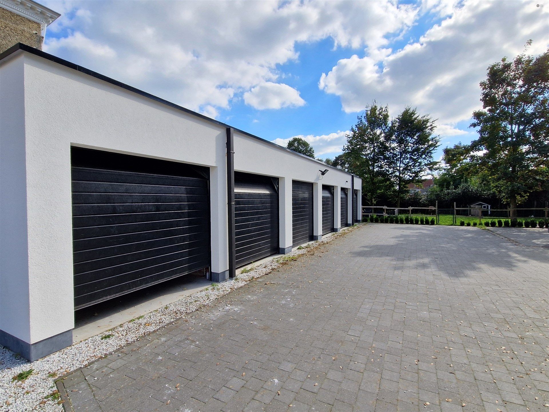 Ruime Garages en staanplaatsen  foto 3