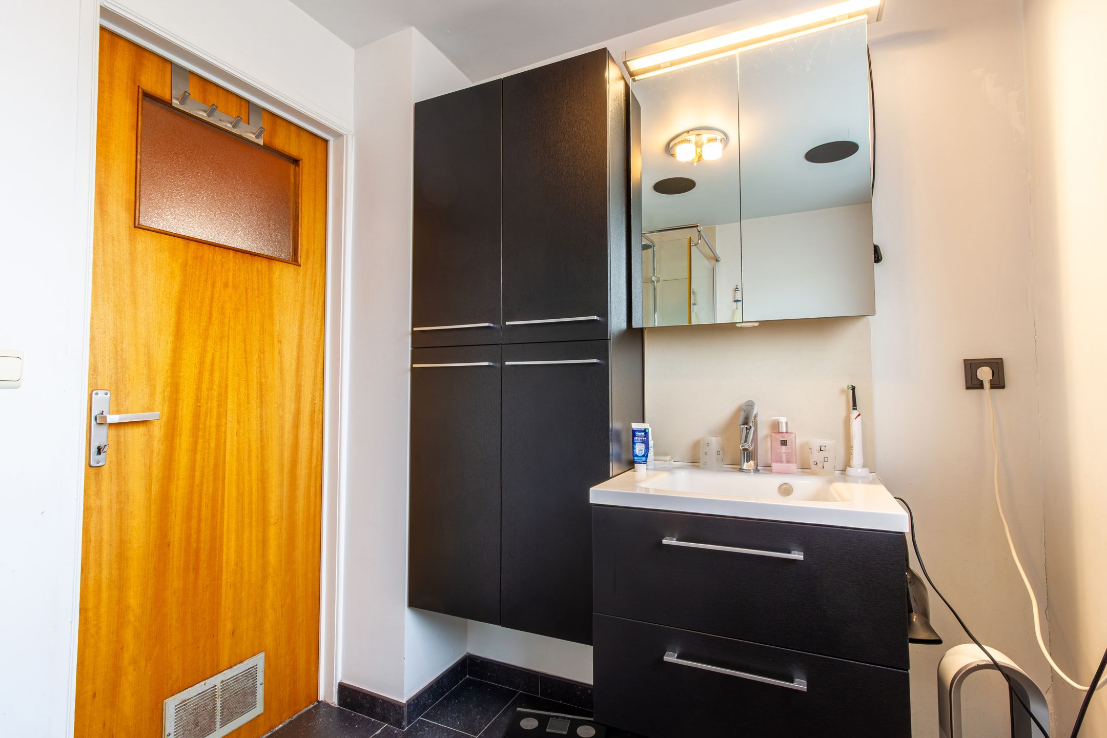 Charmante gezinswoning met potentieel, grote oprit en tuin foto 9