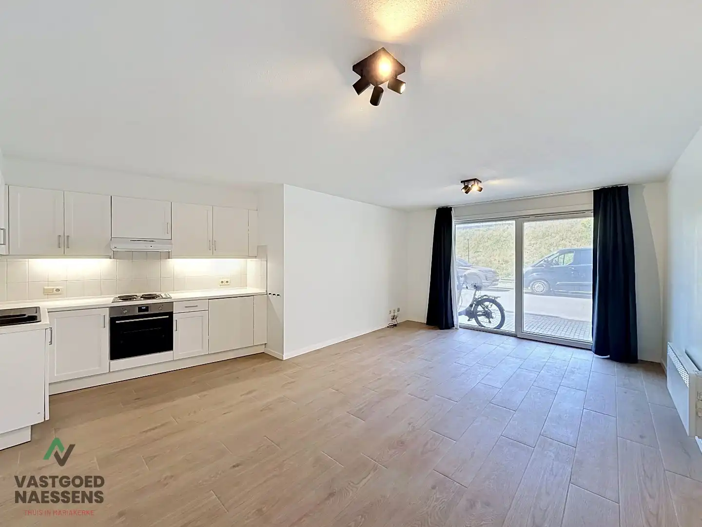GELIJKVLOERSE STUDIO VLAKBIJ ZEEDIJK foto {{pictureIndex}}