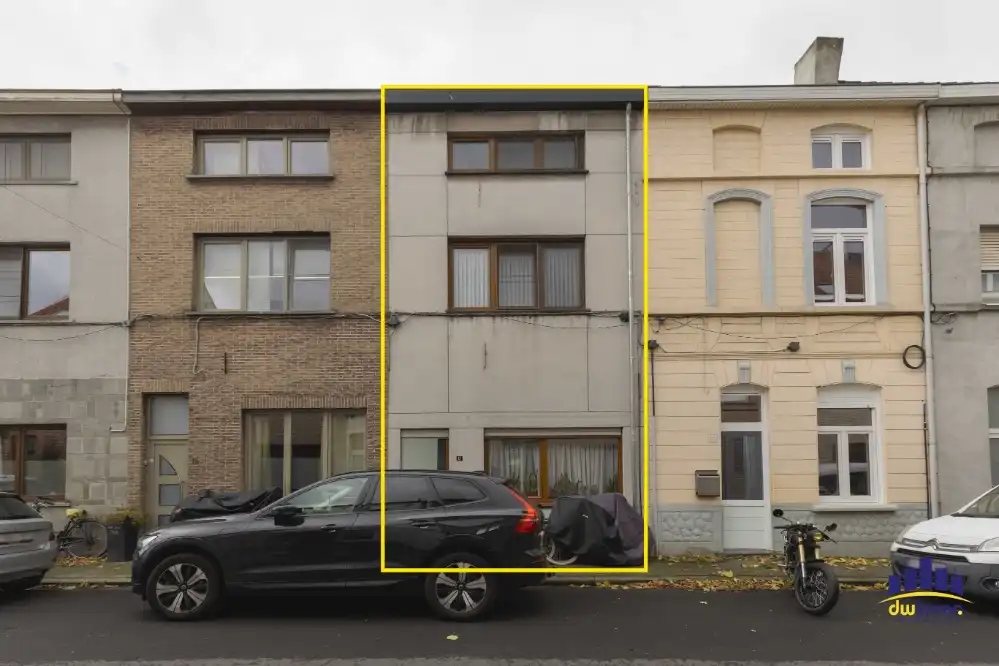 TE KOOP IN GENTBRUGGE – RIJWONING MET 4 SLAAPKAMERS EN KOER! foto {{pictureIndex}}