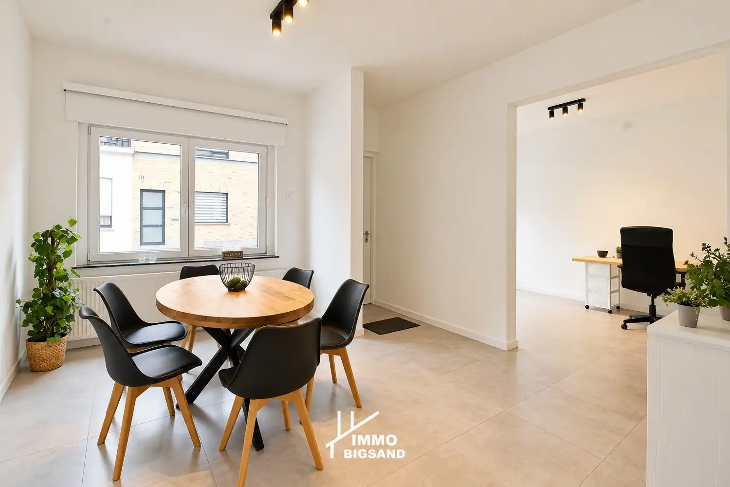 Volledig gerenoveerde woning met tuin en 3 slaapkamers met uitweg foto 4