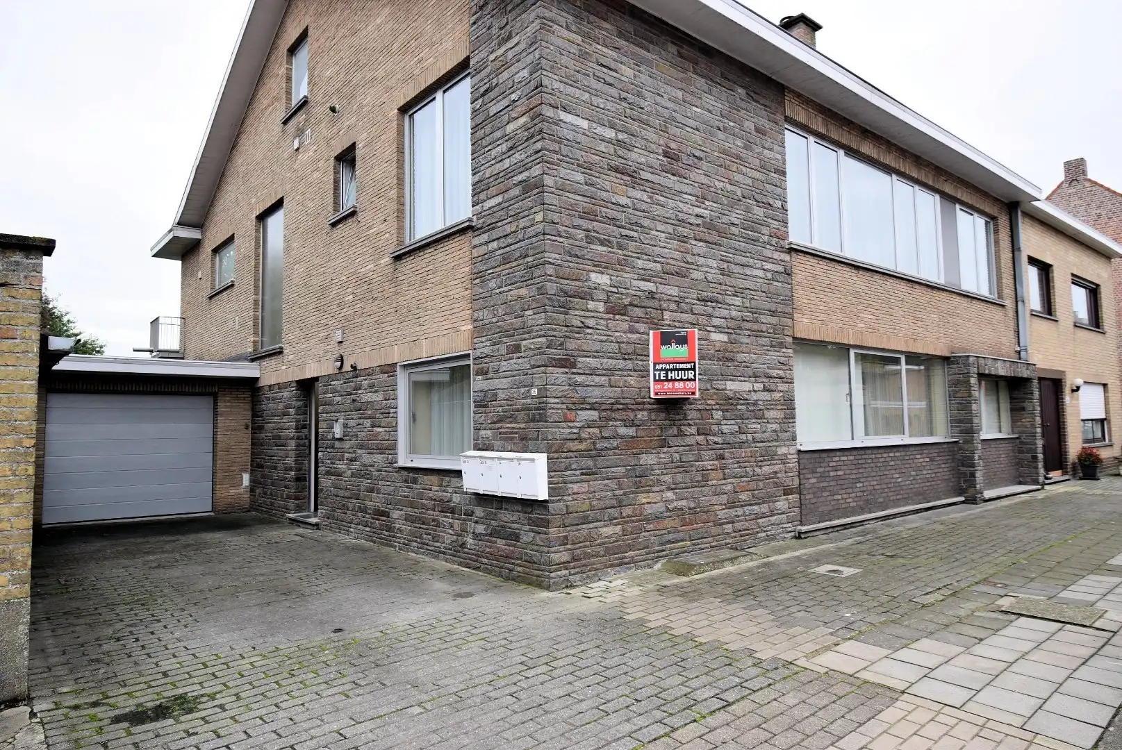 ZEER RUIM TWEE SLAAPKAMER APPARTEMENT OP HET GELIJKVLOERS foto {{pictureIndex}}