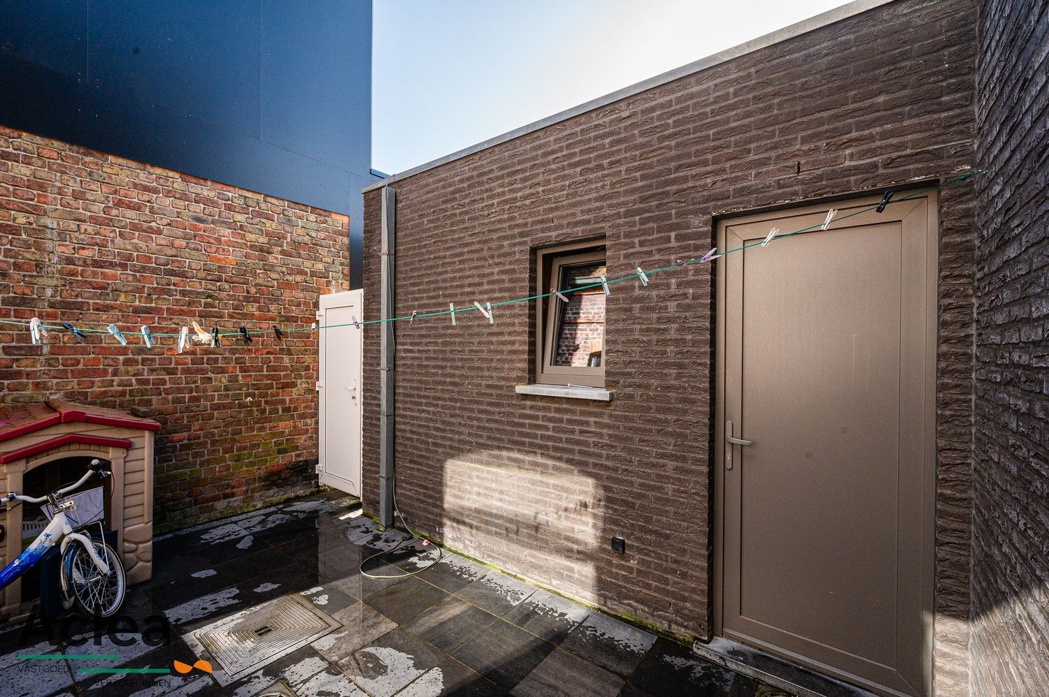 Te renoveren woning met 2/3 slpks en mooie tuin met uitweg foto 11