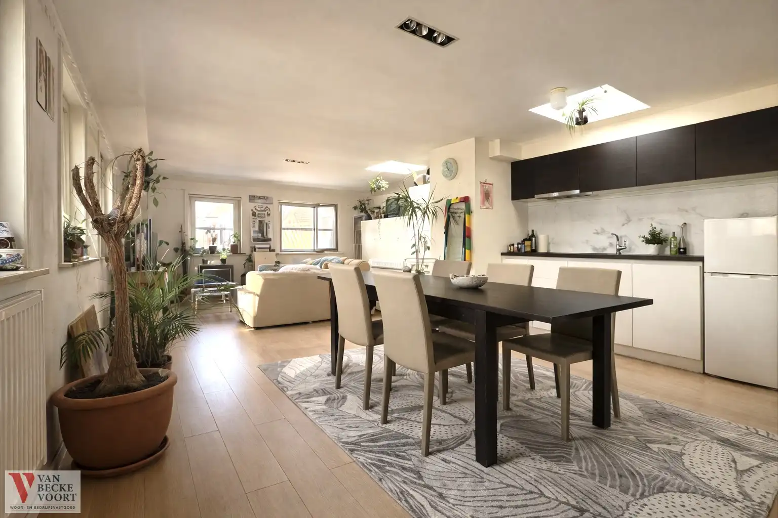 Unieke hoekstudio op pleinlocatie foto 2