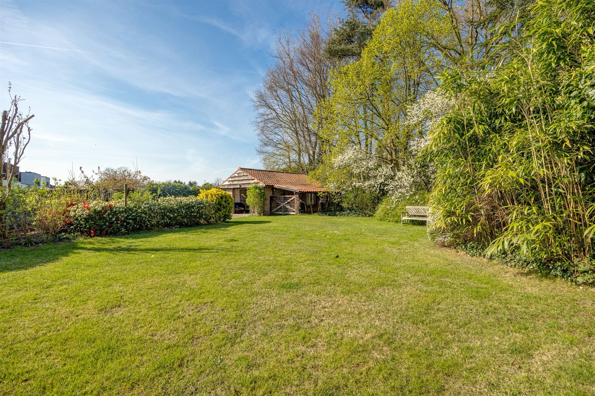 Open bebouwing met drie slaapkamers en grote tuin foto 21