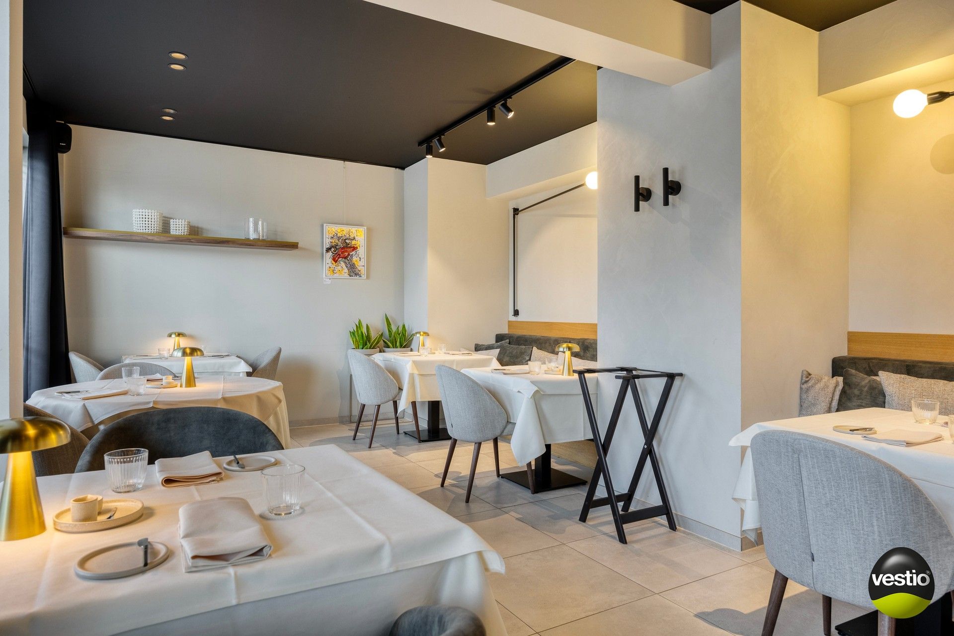 Handelshuis met absolute topligging en verhuurd bovenliggend appartement in hartje Alken. foto 3