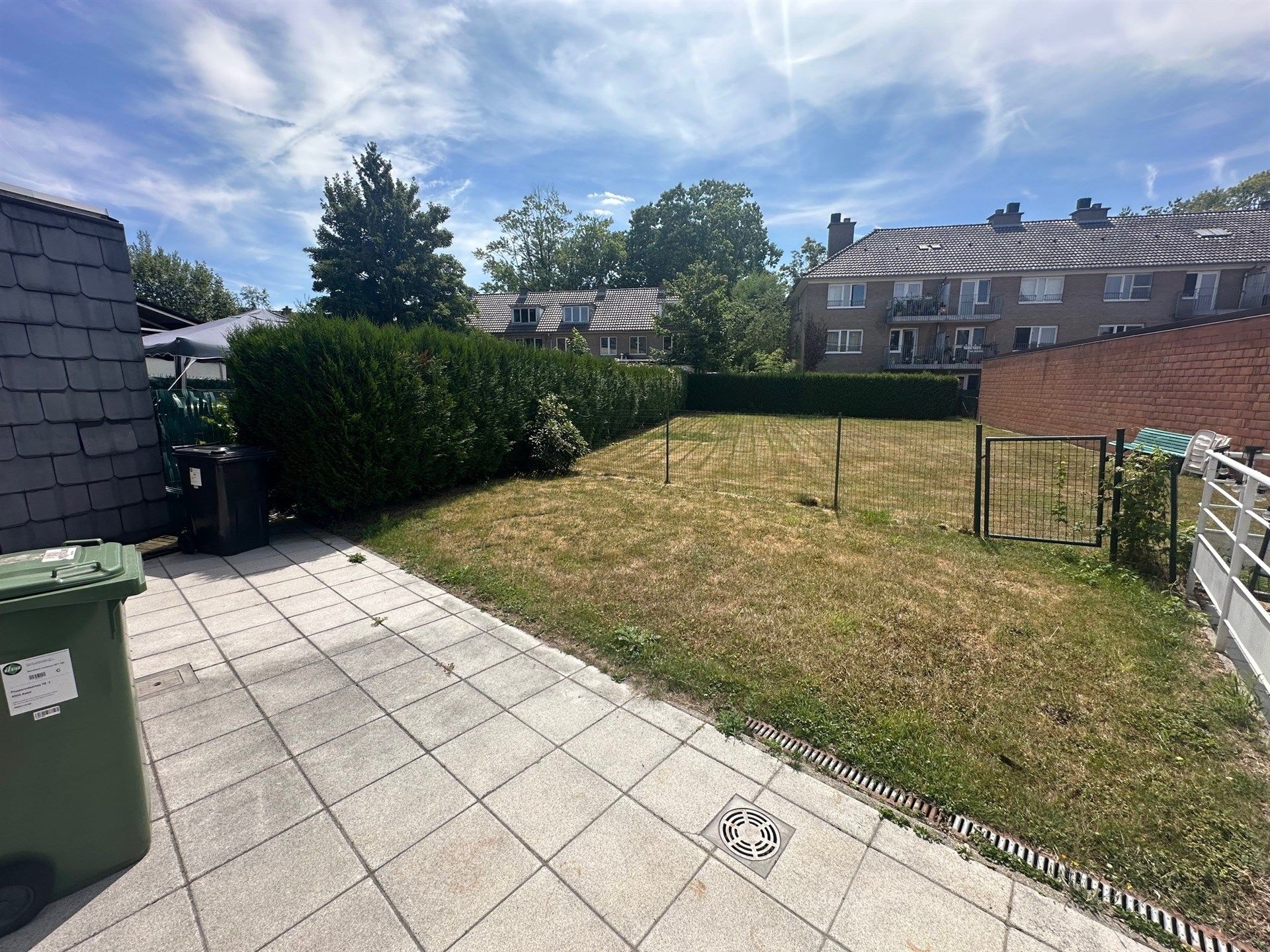 Gelijkvloers appartement met terras en tuin foto 3