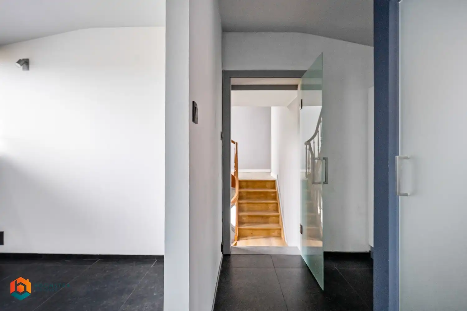 Zonevreemde woning met magazijn te Putte foto 17