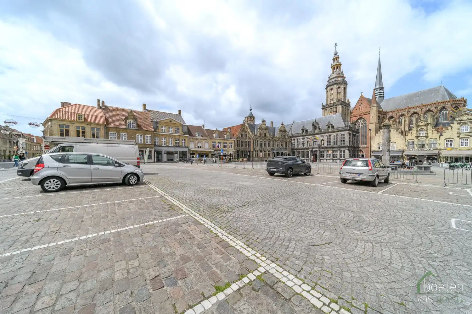 Veurne: Imposant multifunctioneel gebouw op toplocatie op de historische Grote Markt van Veurne foto 26