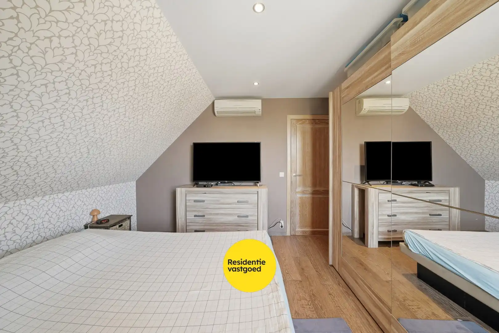 Instapklare halfopen bebouwing met 3 slaapkamers en zwembad foto 18