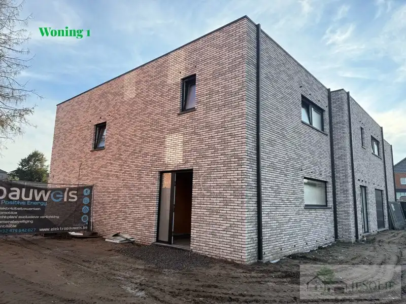 Moderne, energiezuinige woning- volledig afgewerkt incl. carport. foto {{pictureIndex}}