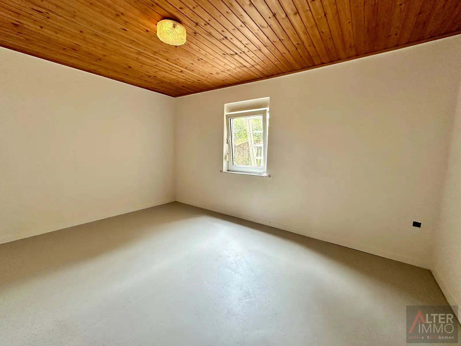 Gelijkvloerse woning (1970) met 2 slaapkamers, kelder en zolder (mogelijks in te richten) op perceel van 10a 30ca. foto 8