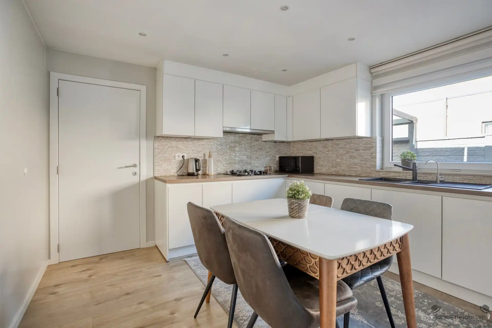 Volledig gerenoveerde HOB op topligging aan rustig pleintje te Genk foto 10