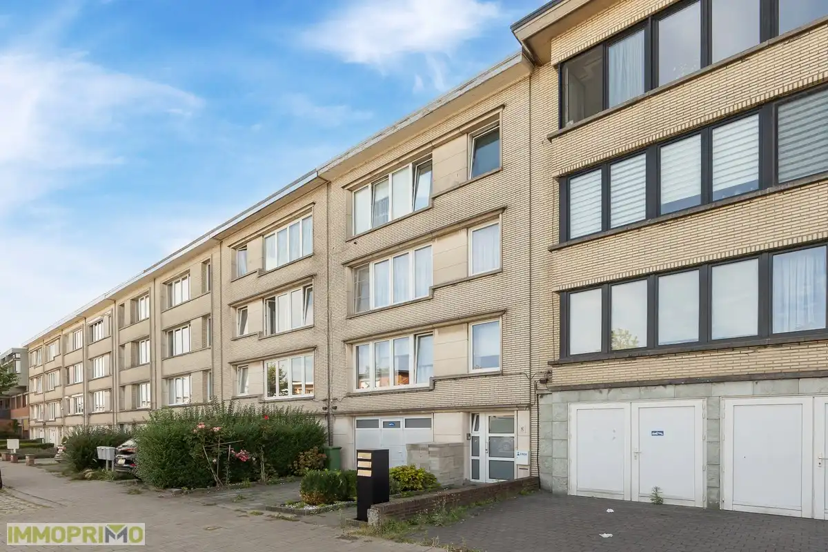 Ruim en lichtrijk appartement met 3 slaapkamers en terras in het hart van Deurne foto {{pictureIndex}}