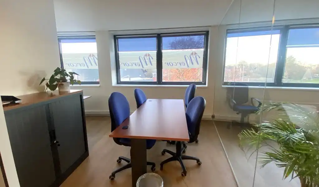 Instapklare kantoorruimte te huur vlakbij R4 in Gent foto 8