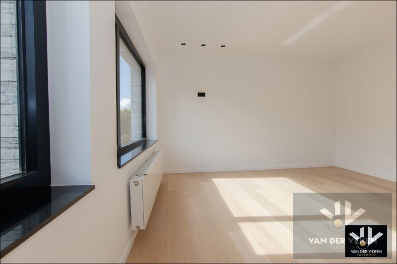 Volledig gerenoveerde & energiezuinige rijwoning met 4slpk te Hasselt foto 17