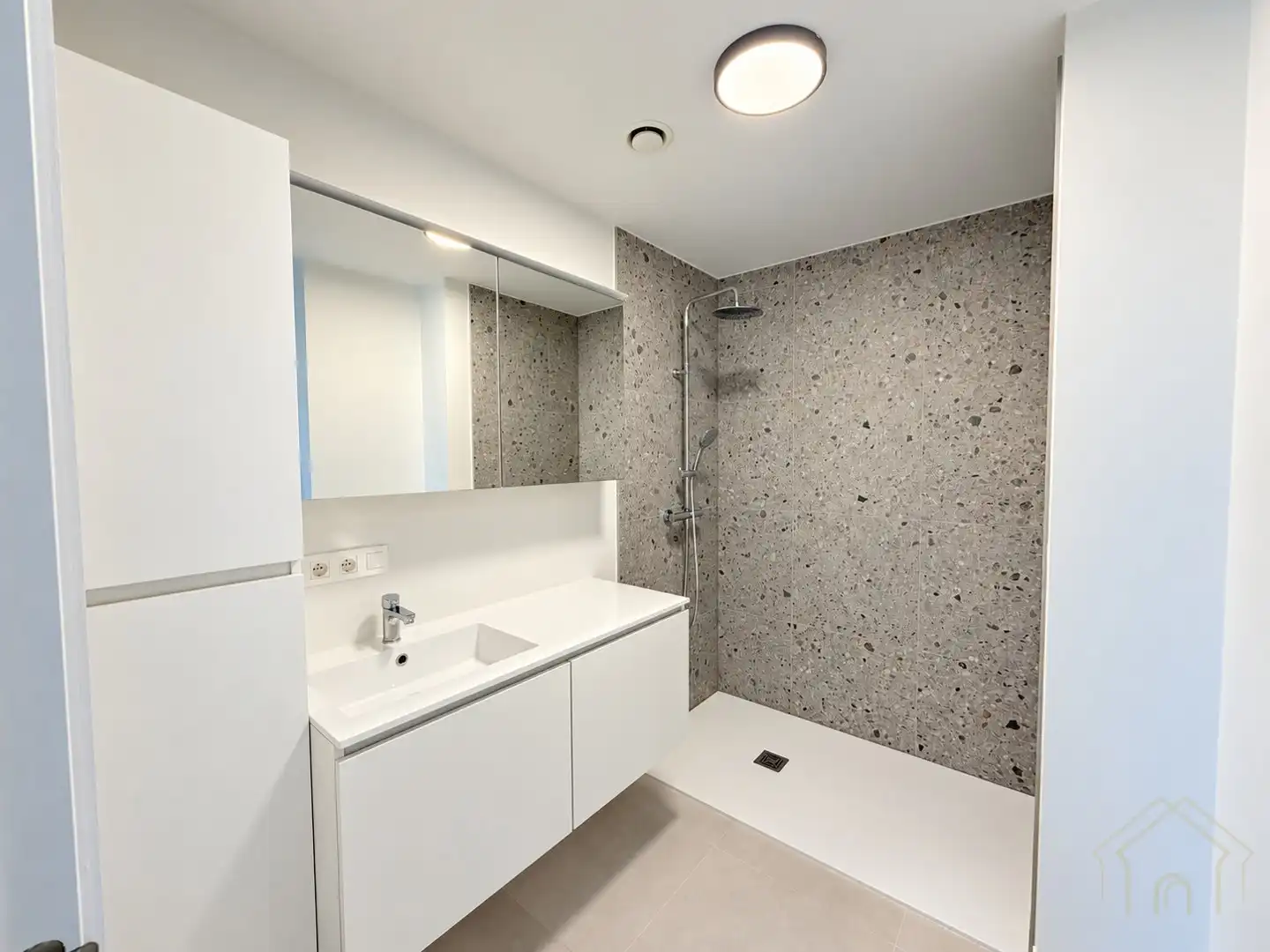 Instapklaar appartement met groot terras, verzicht, staanplaats en garage foto 5