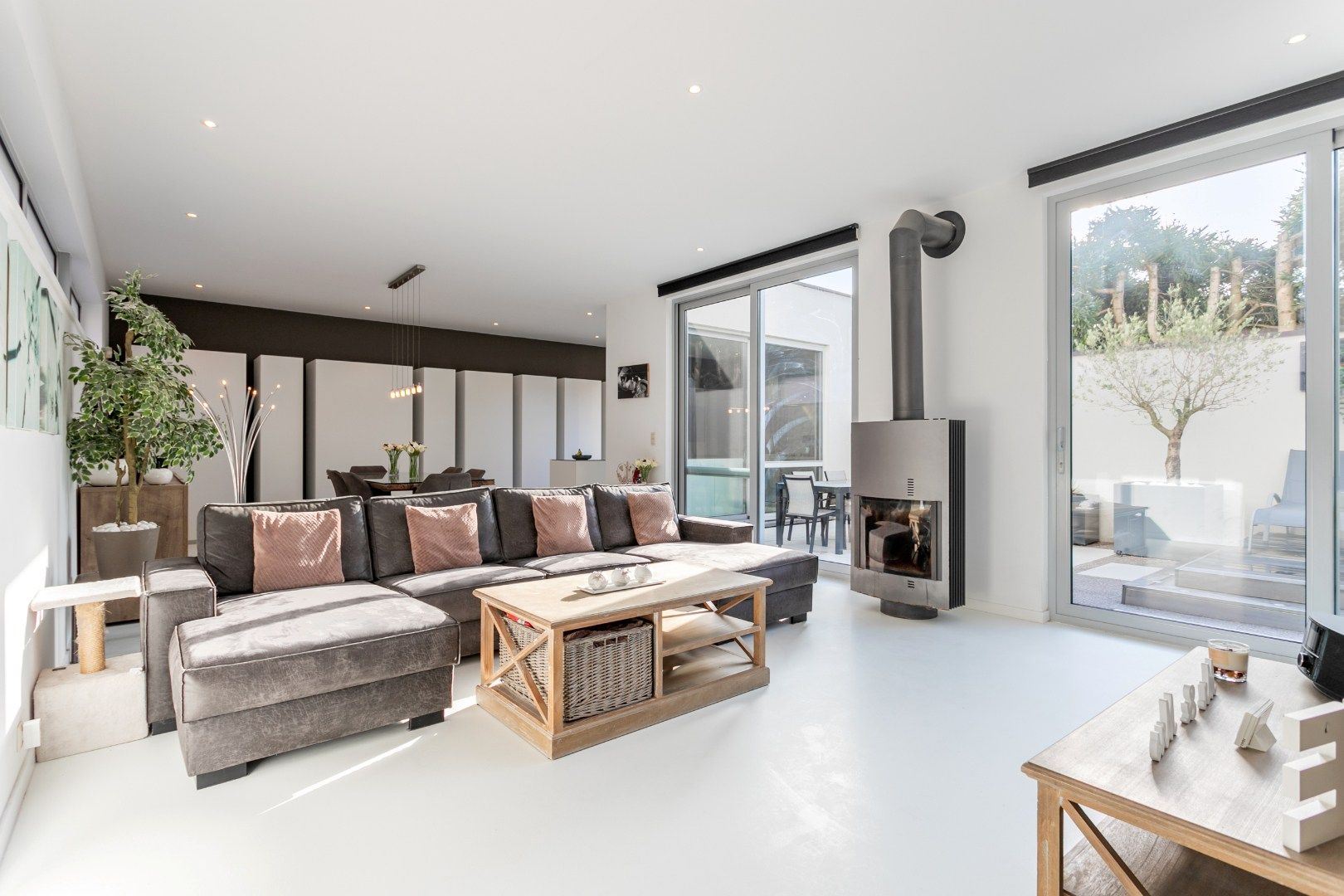 Ruime woning met 5 slpk en 3 badkamers foto {{pictureIndex}}