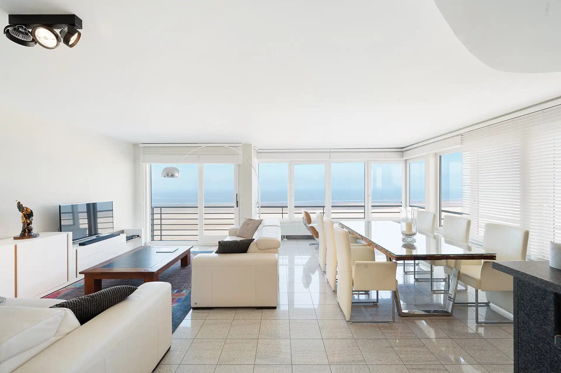 Lichtrijk hoekappartement met groot zuid gericht terras en adembenemend zeezicht foto 6