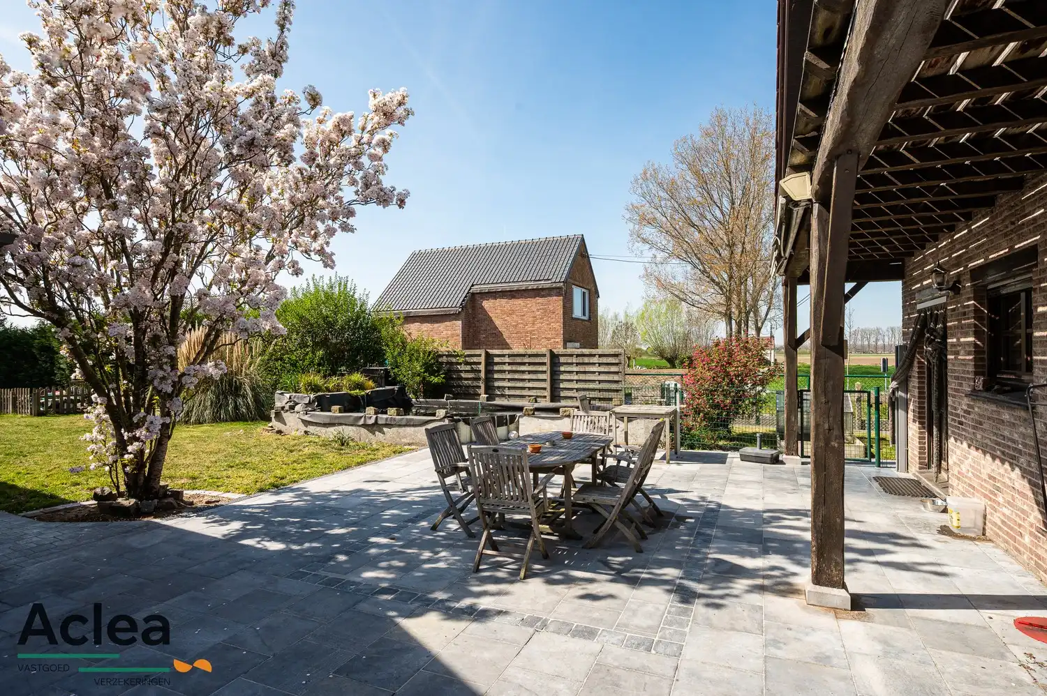 Rustig gelegen villa in landelijke stijl, omgeven door groen en natuur foto 16