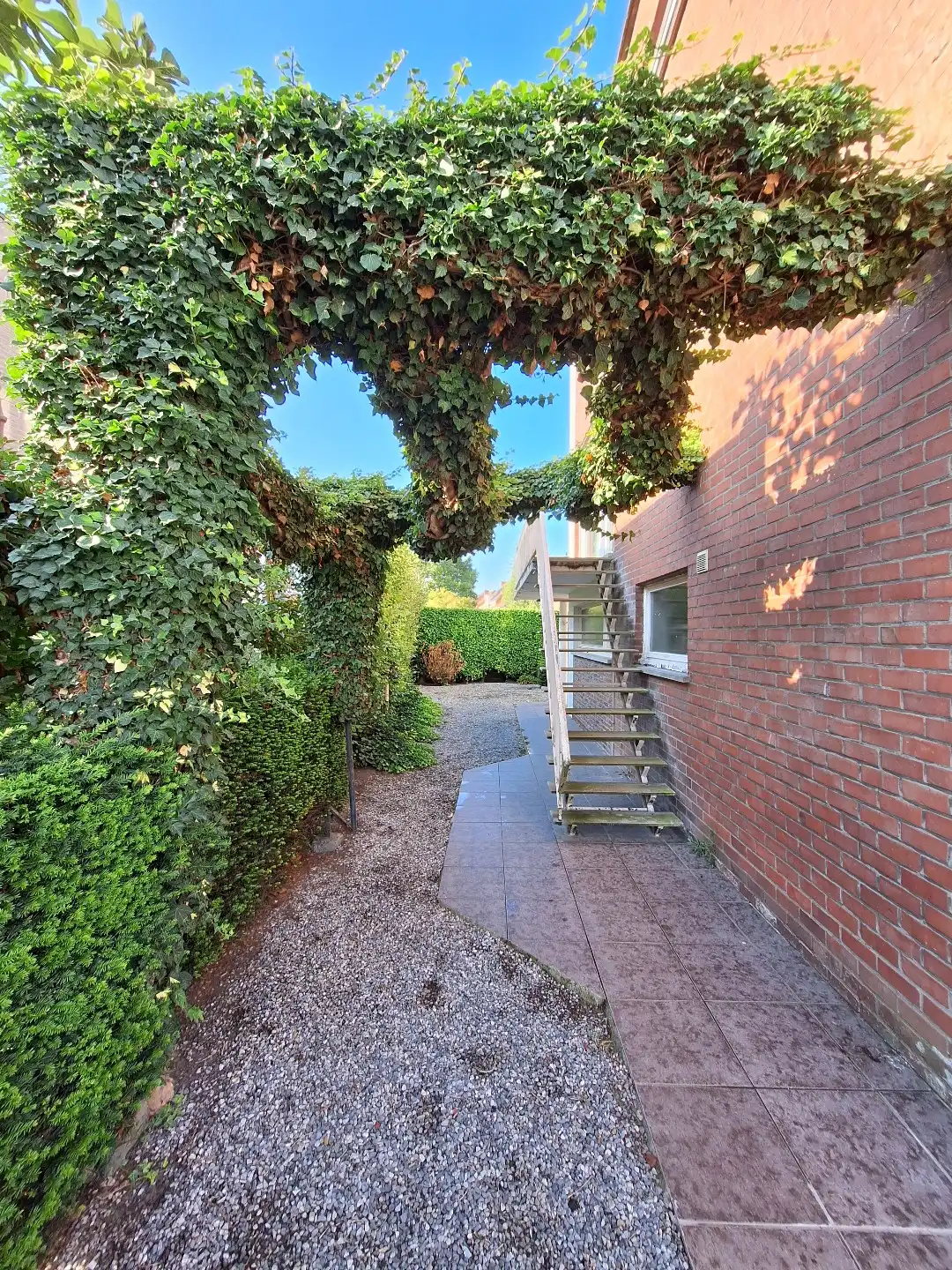 Halfopen woning met tuin en eigen parking te Sint-Kruis foto 2