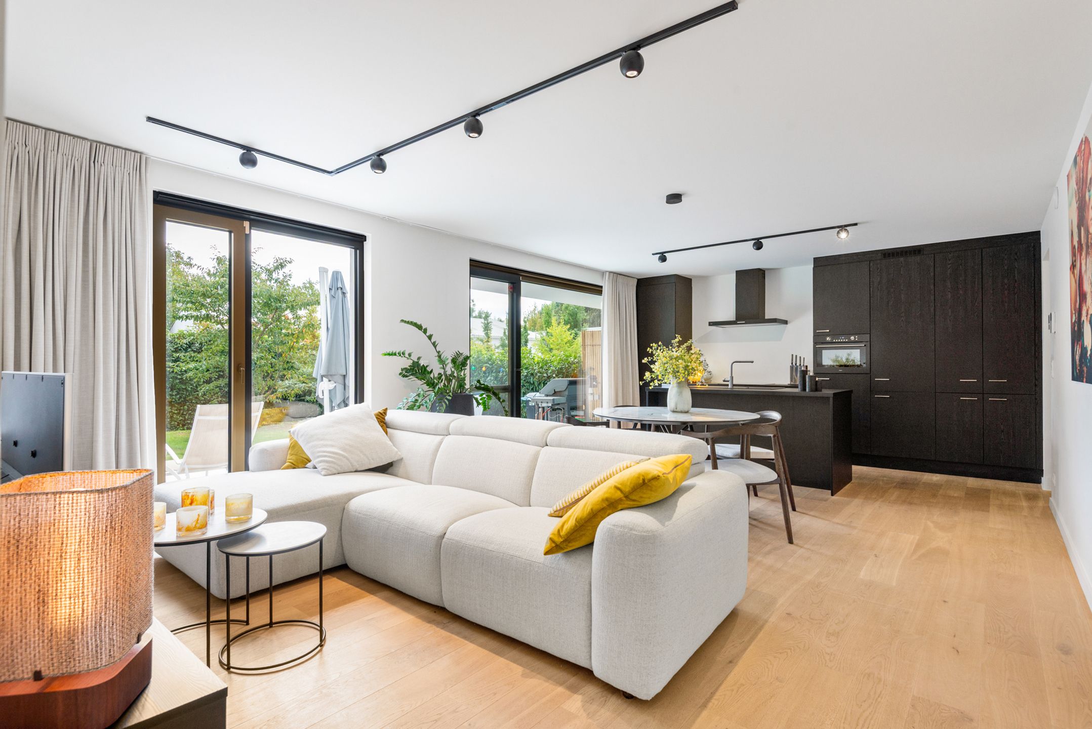 Prachtig afgewerkt, recent gelijkvloers appartement met tuin foto {{pictureIndex}}