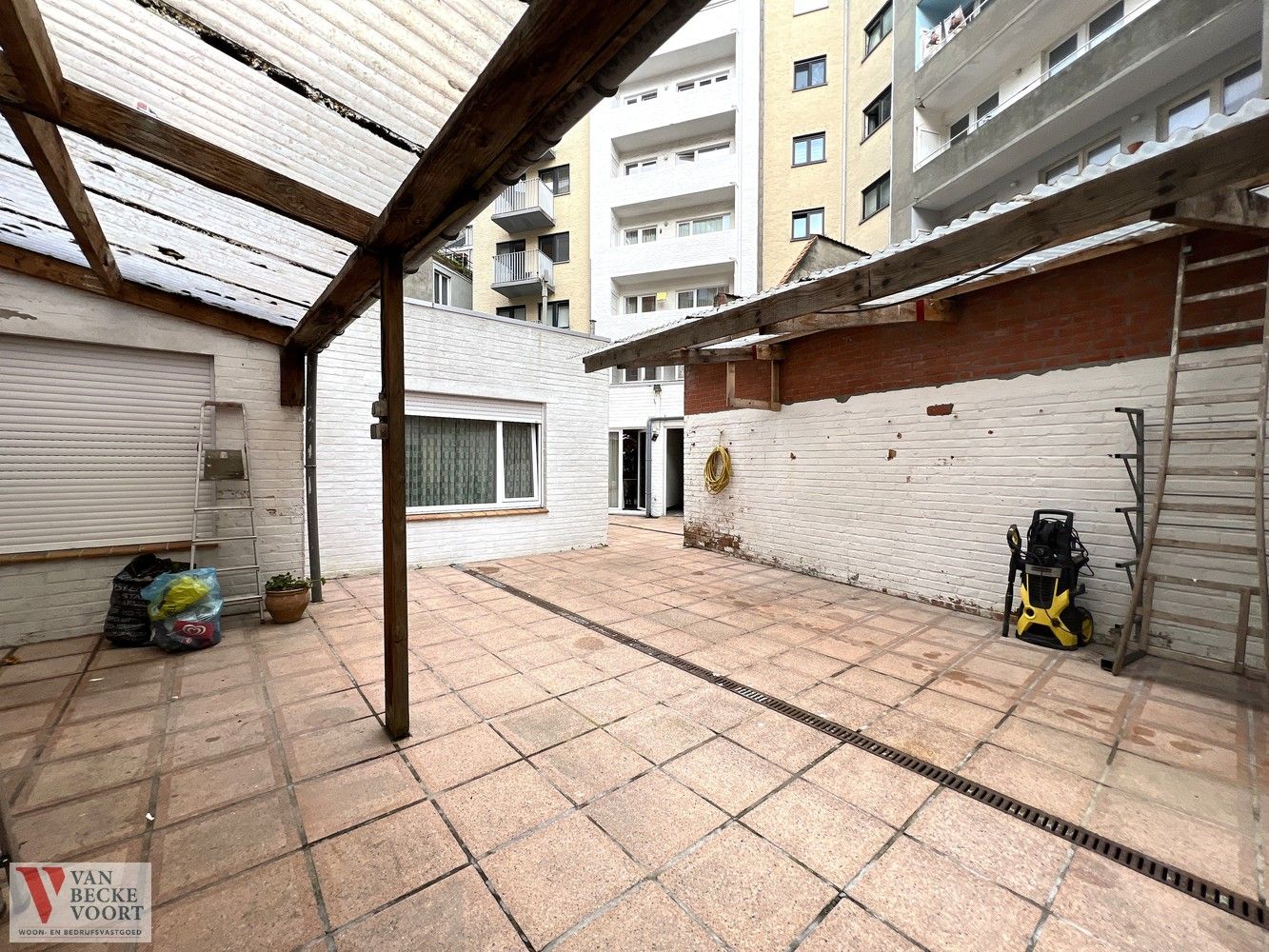 Handelsgelijkvloers met woonst 314m² foto 12