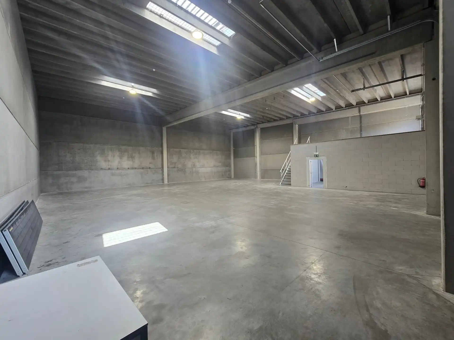 Magazijn van 400m² met 4 autostaanplaatsen foto 3