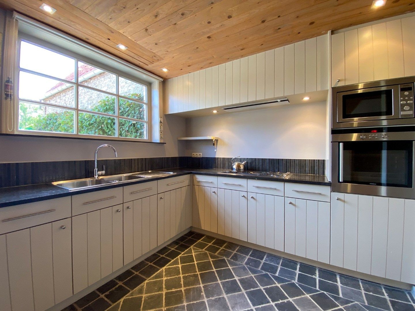 Charmante woning met 4 slaapkamers, tuin en ruime garage. foto 6