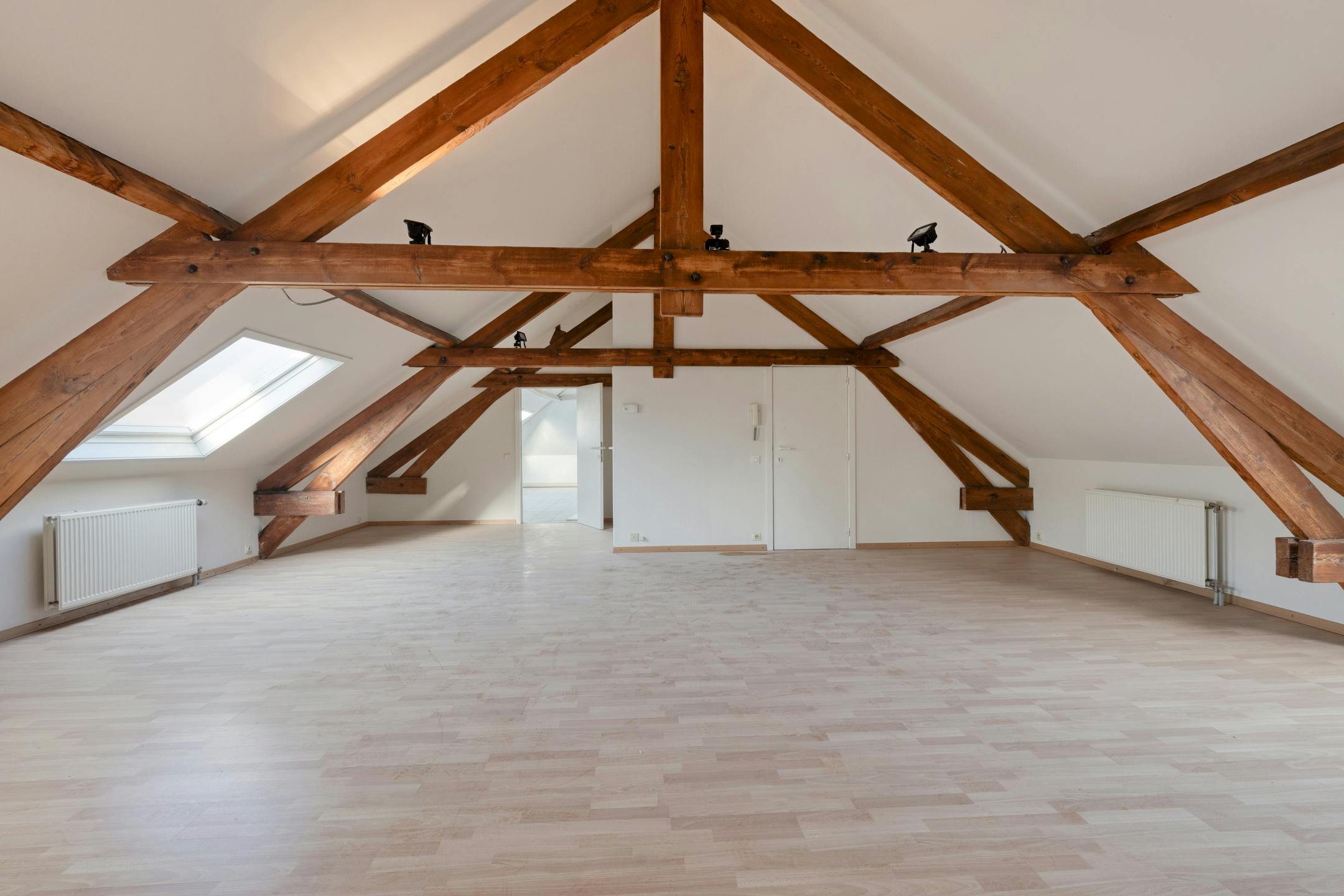 Te renoveren appartement te koop in hartje Kortrijk! foto 2