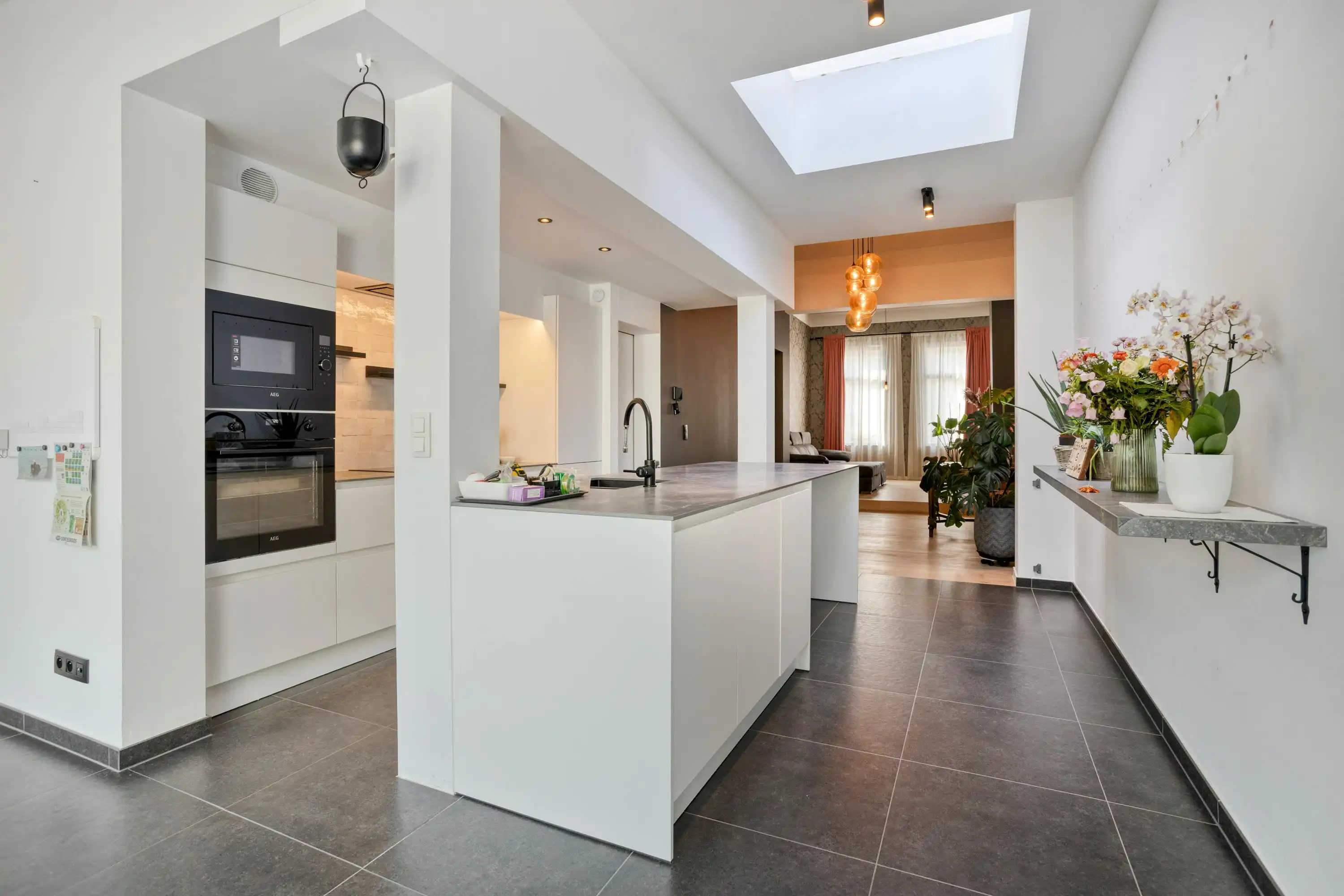 Kwalitatief gerenoveerde centrumwoning met tuin in Ieper foto 9