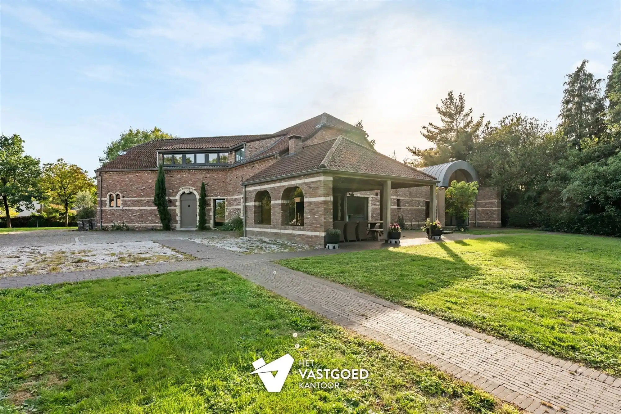 PRACHTIGE AUTHENTIEKE VILLA (585M²) MET BINNENZWEMBAD EN ZWEMVIJVER OP EEN PERCEEL VAN 48A75 TE KERMT foto 2