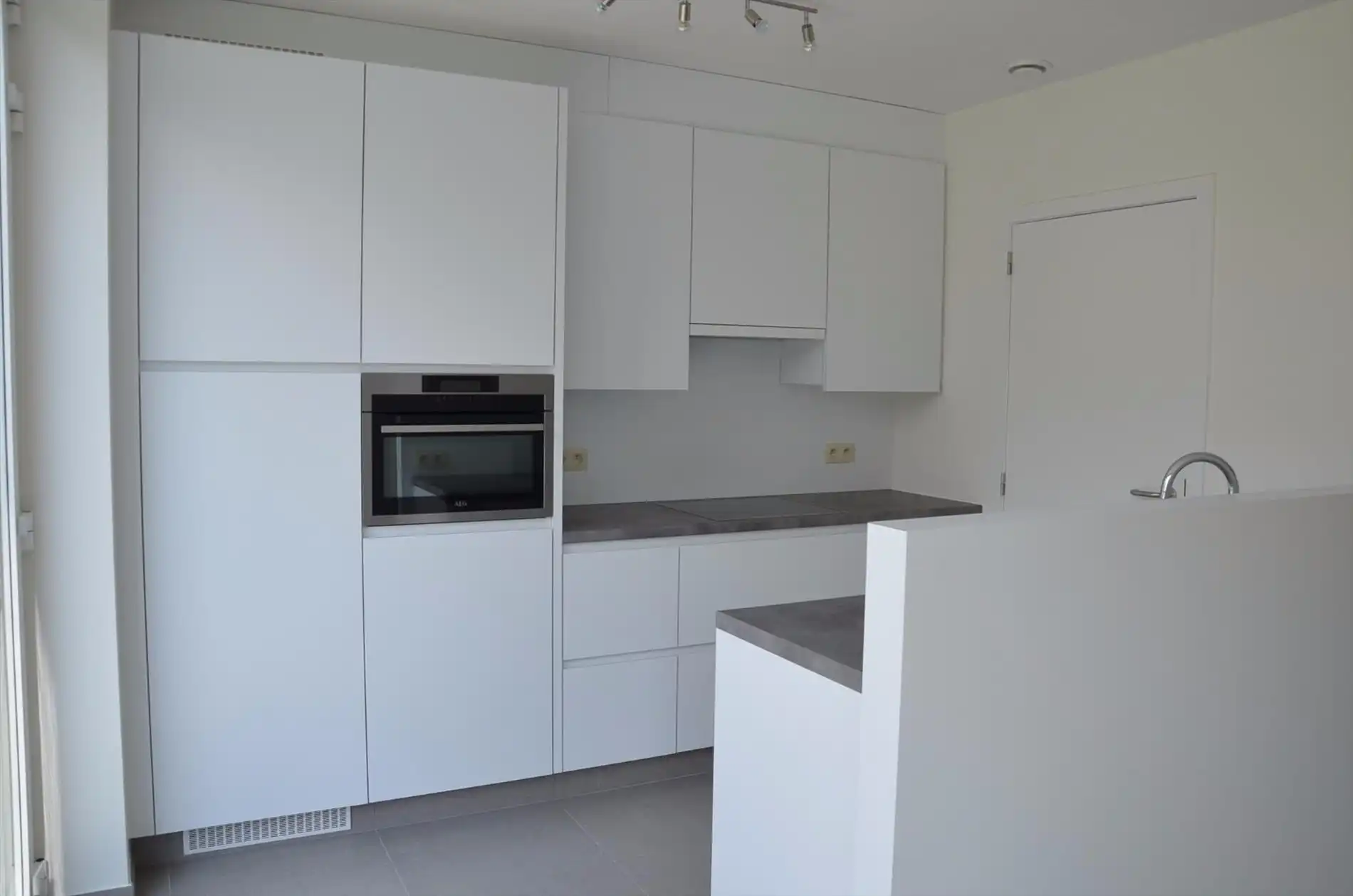 Halfopen nieuwbouwwoning met tuin, carport foto 7