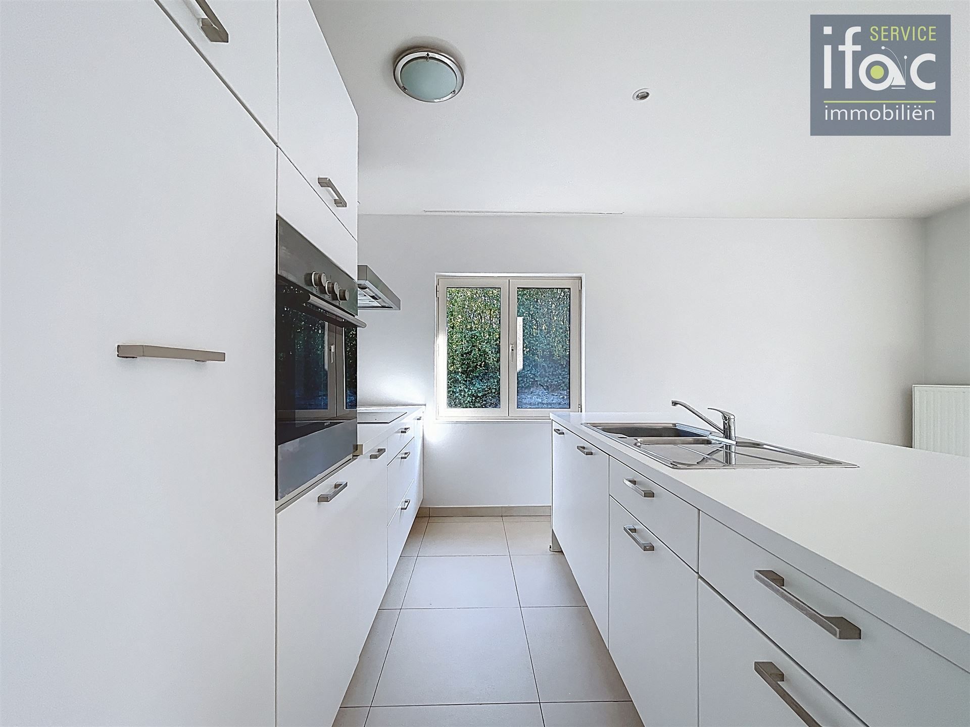 Gerenoveerde villa met 4 ruime slaapkamers foto 12
