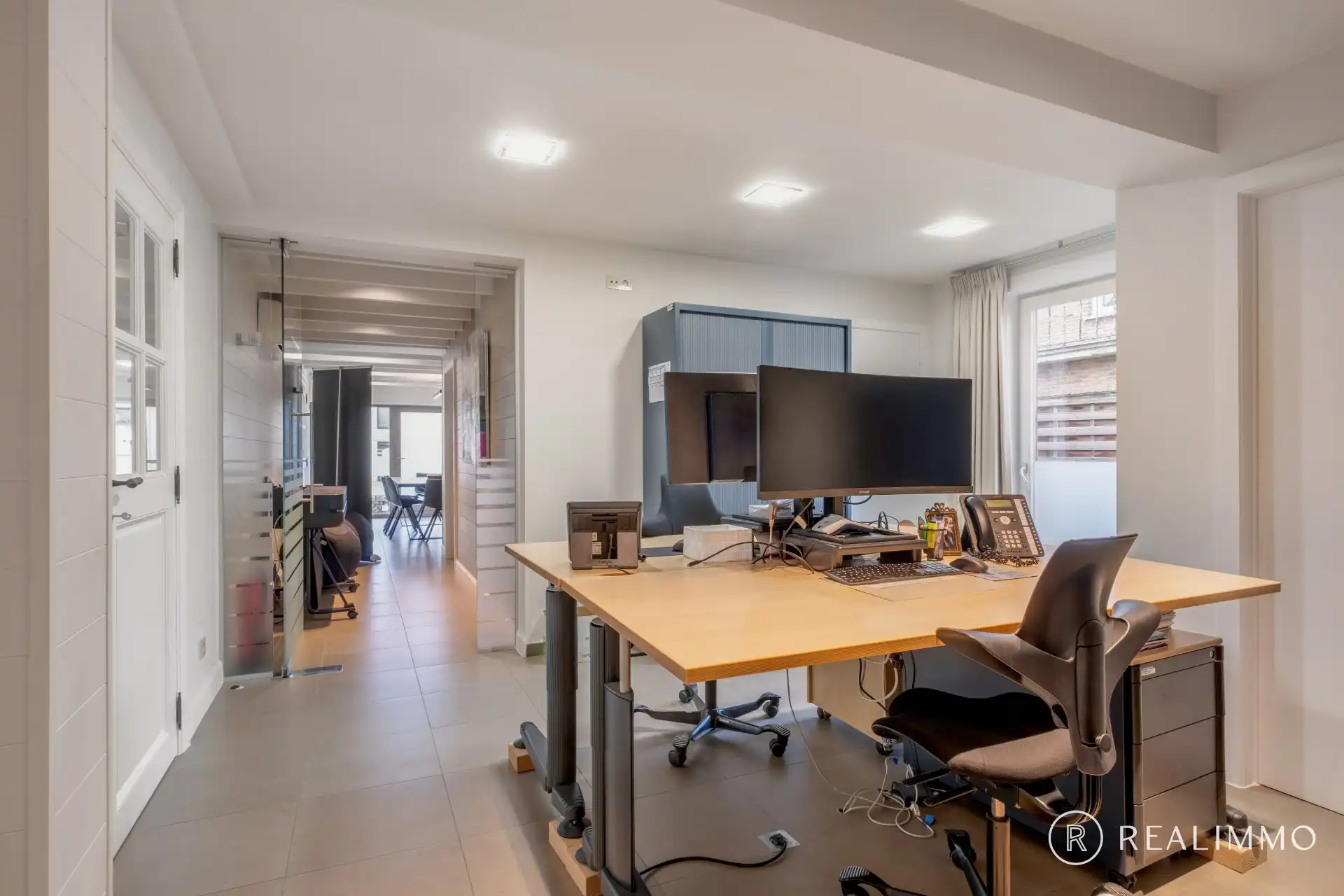 Ruime en veelzijdige handelsruimte met sterke zichtbaarheid in regio Waregem foto 7