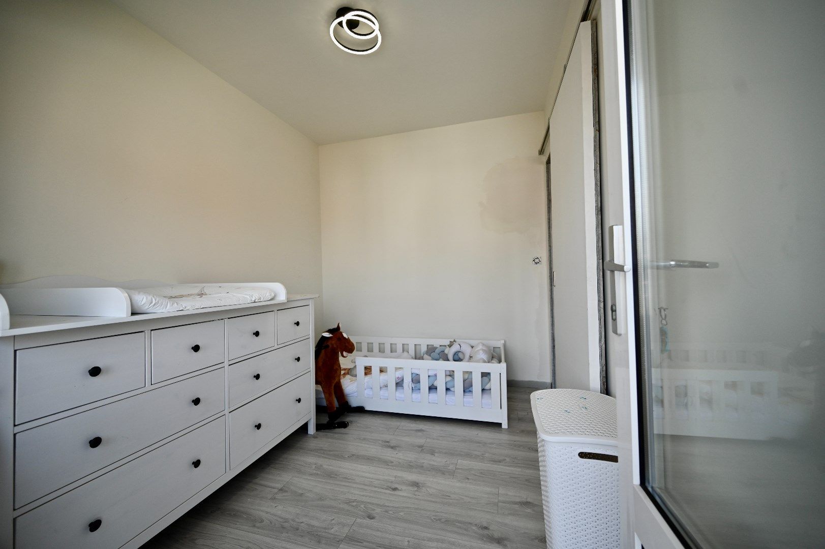 STIJLVOL GERENOVEERD APPARTEMENT MET OVERDEKTE STAANPLAATS TE MARIAKERKE foto 8