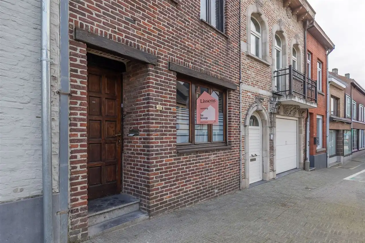 Op te frissen rijwoning in het centrum foto 2