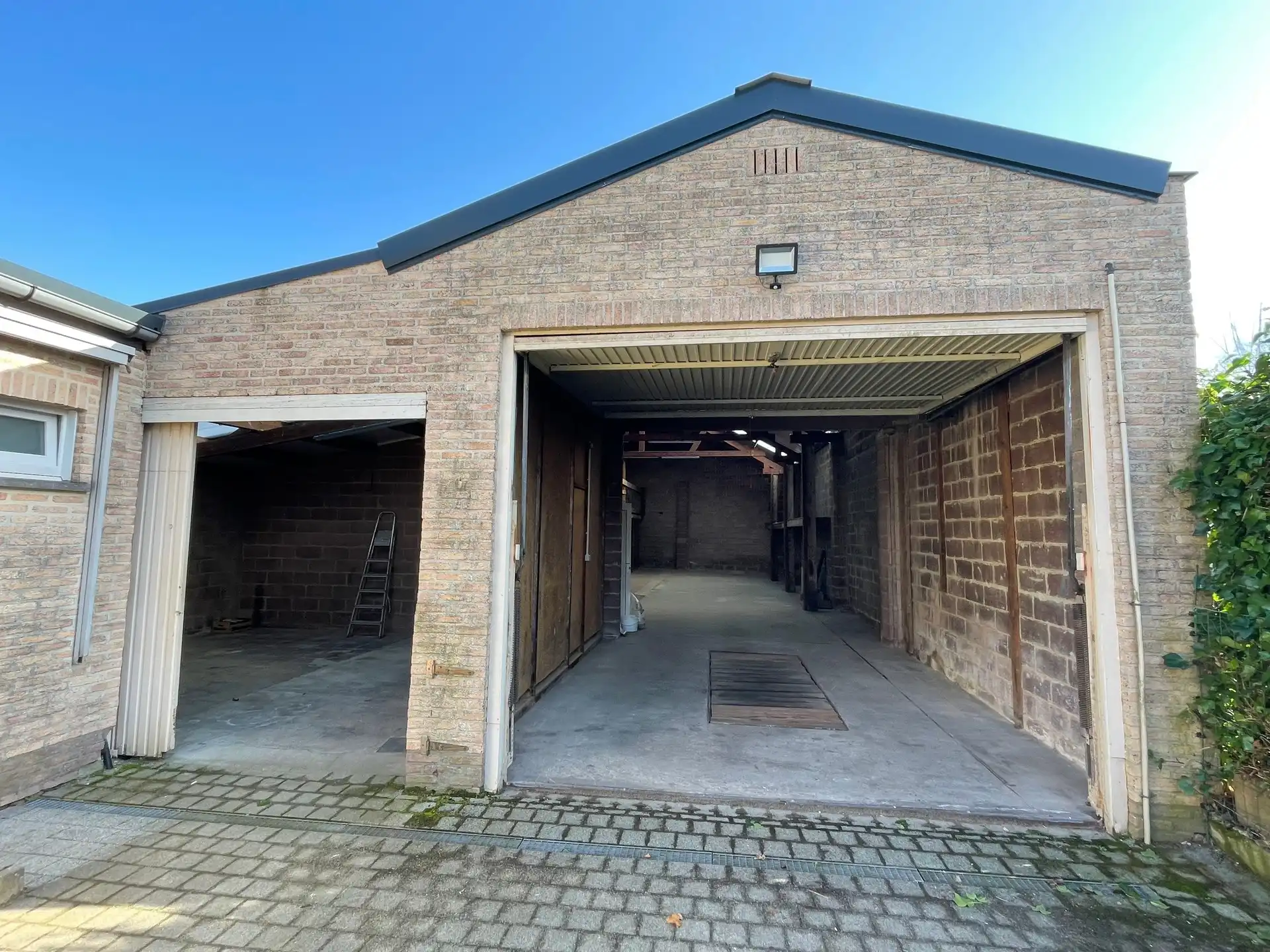 Gunstig gelegen totaal gerenoveerde woning met ruim magazijn. foto 11