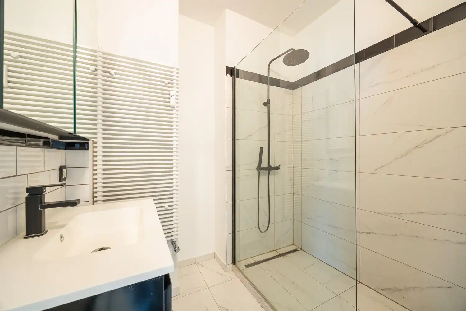 Recent gerenoveerd 2-slaapkamerappartement  met ruim terras te Wilrijk foto 8