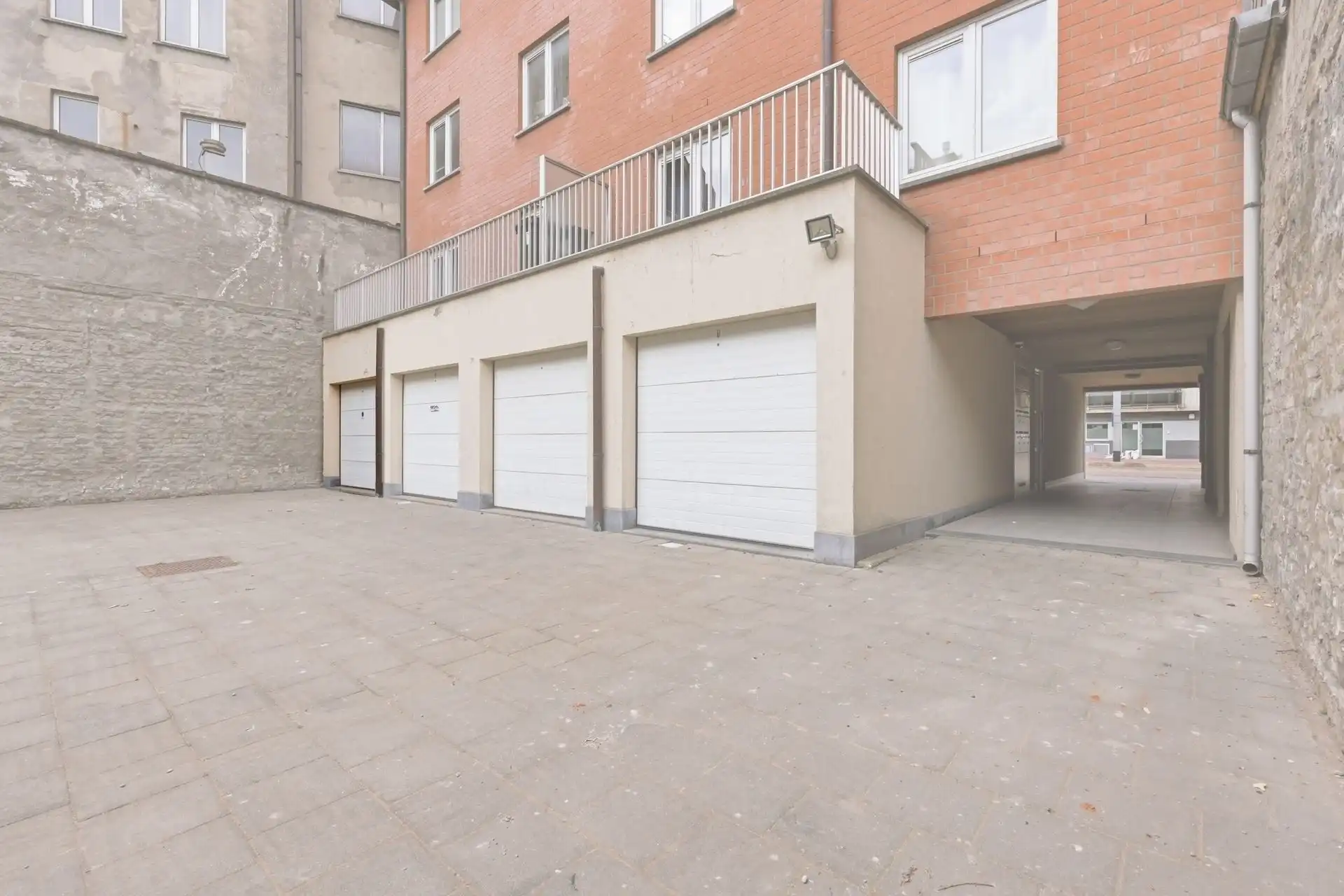 CENTRALE LIGGING / GELIJKVLOERS foto 5