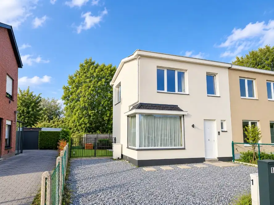 RUIME HALFOPEN BEBOUWING MET GROTE TUIN OP EEN PERCEEL VAN 688 M² IN LOCHRISTI foto {{pictureIndex}}