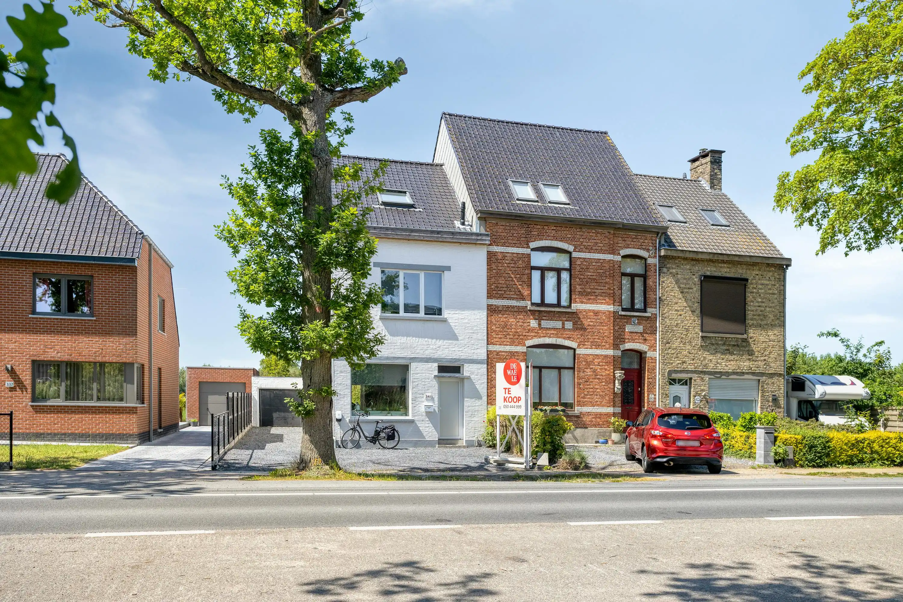Instapklare halfopen woning te koop in Brugge met ruime tuin foto {{pictureIndex}}