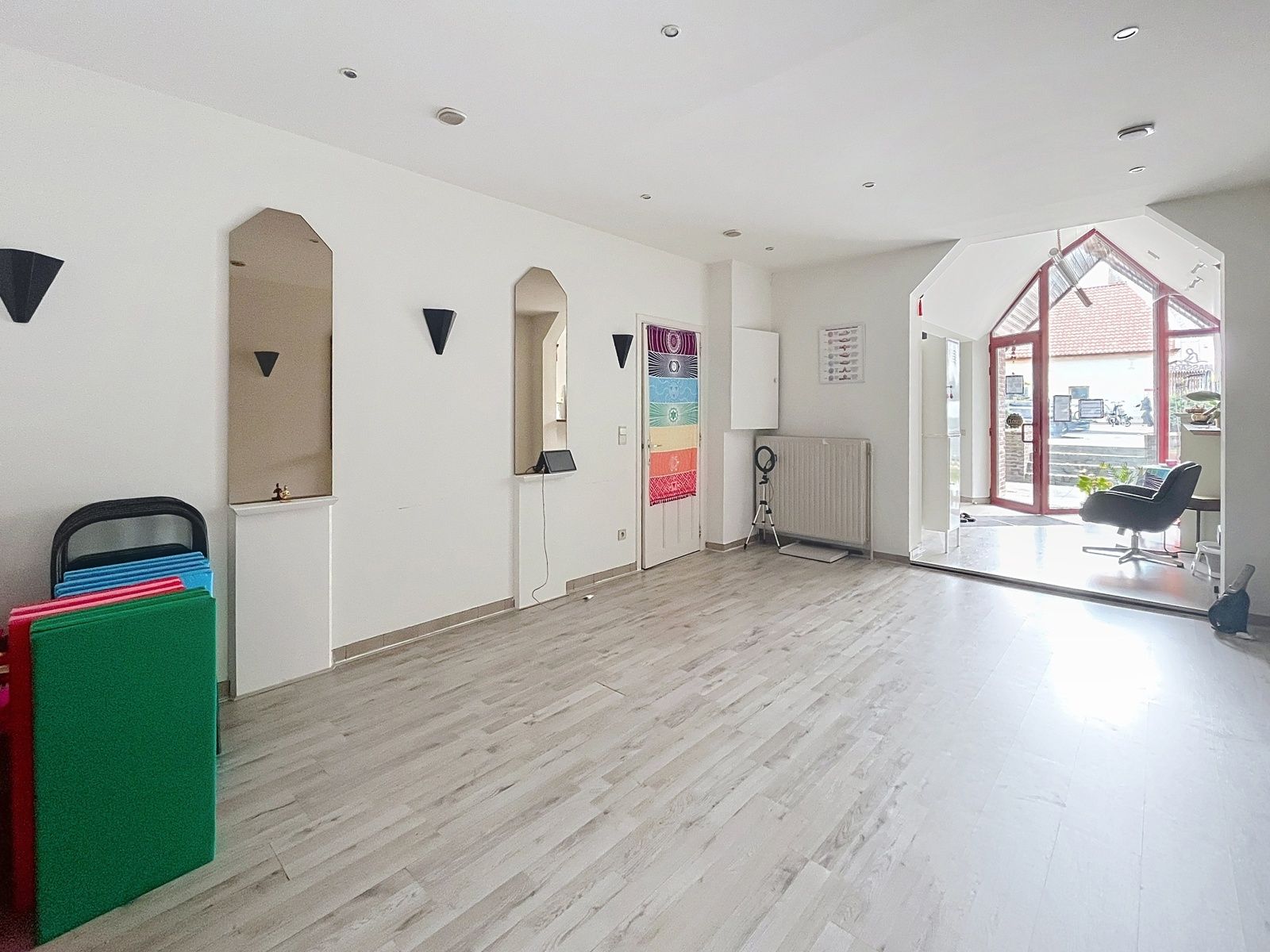 Centraal gelegen handelszaak van ± 67 m² in hartje Maaseik.  foto 8