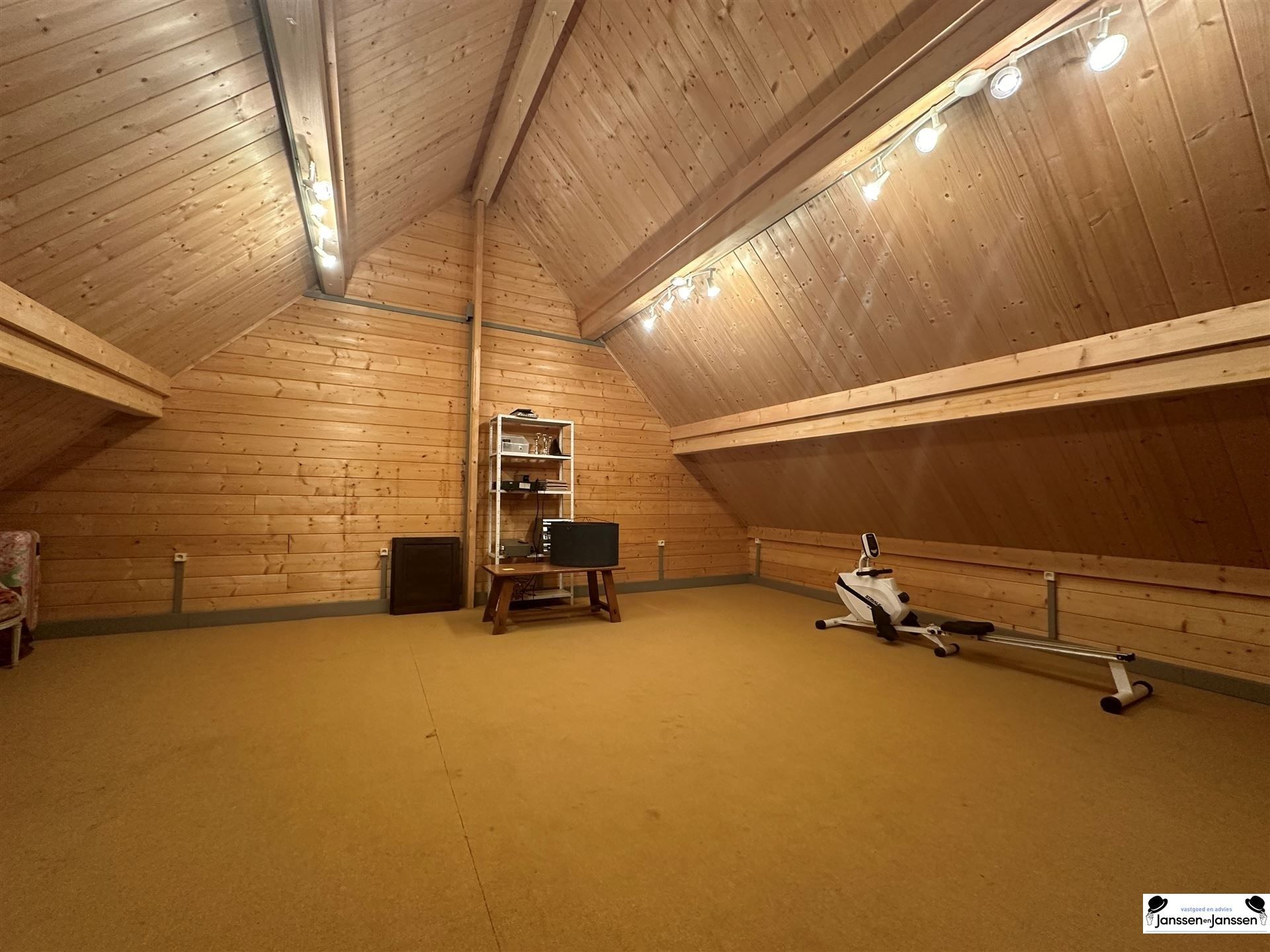 Klassieke, charmante vrijstaande villa, rustig gelegen in het geliefde Vriesdonk op ca. 1266m² foto 29