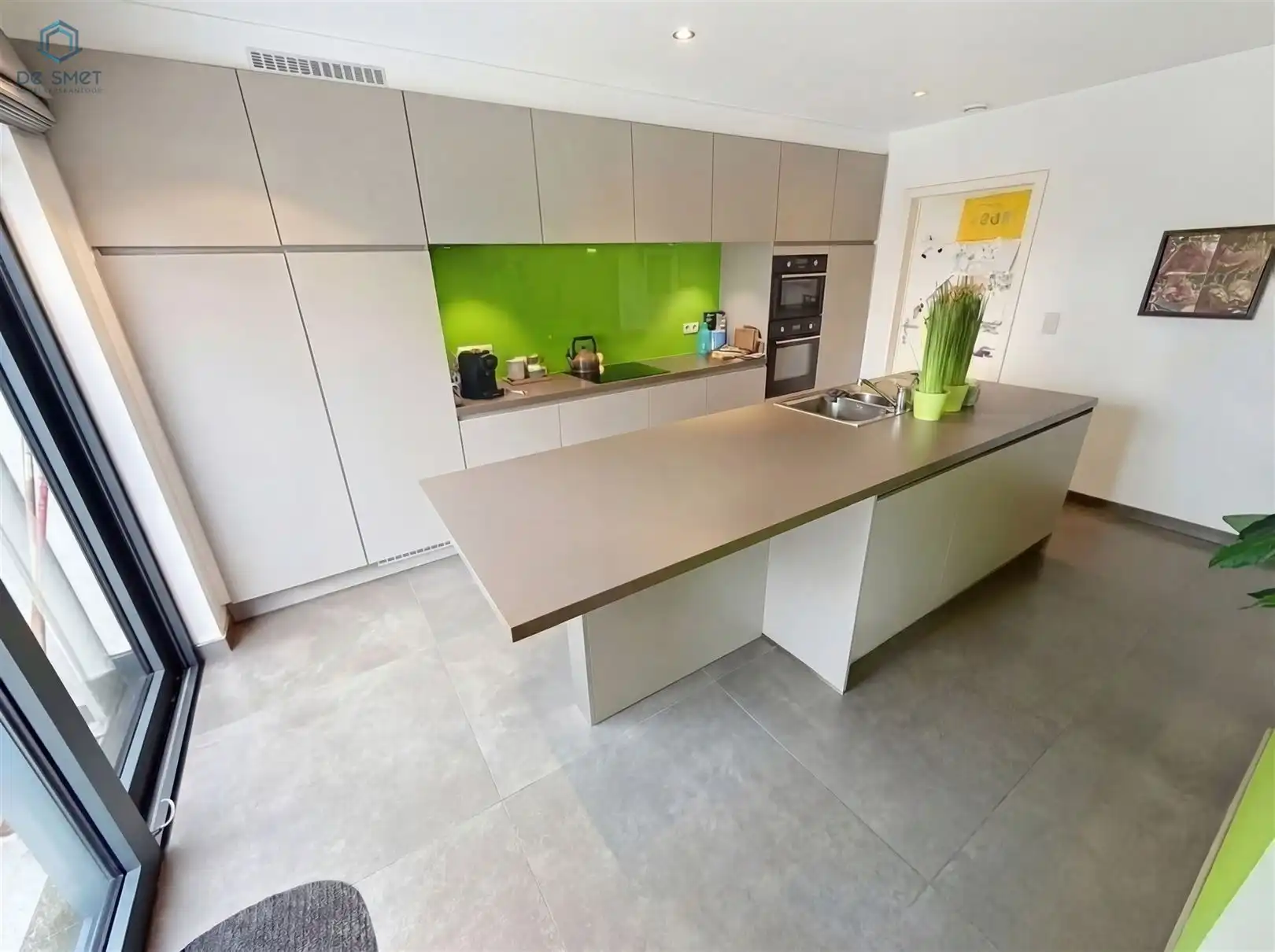 Instapklare nieuwbouwwoning met 3 slaapkamers, commerciële ruimte en ruime zolder foto 5