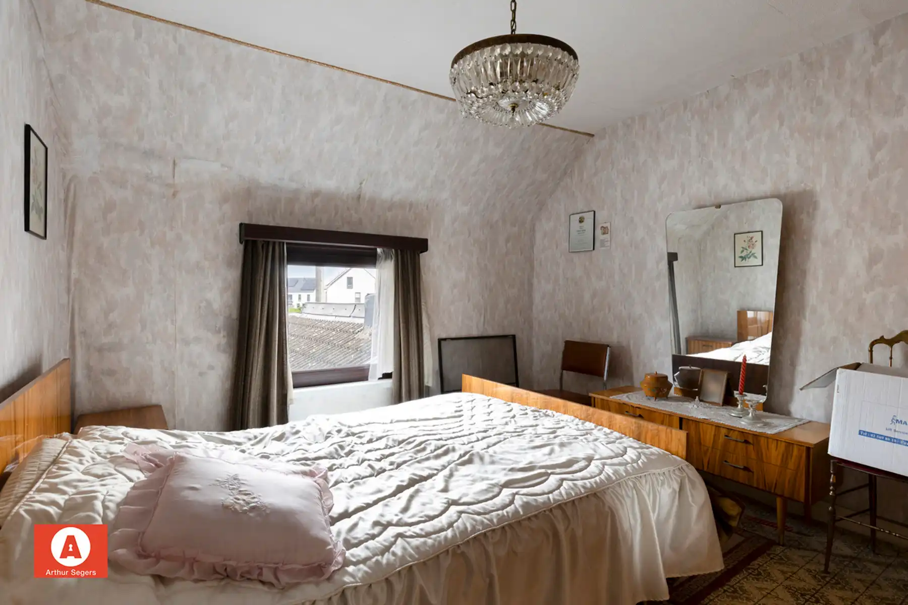 Solide half-open bebouwing met achtergelegen fietswegel. foto 20