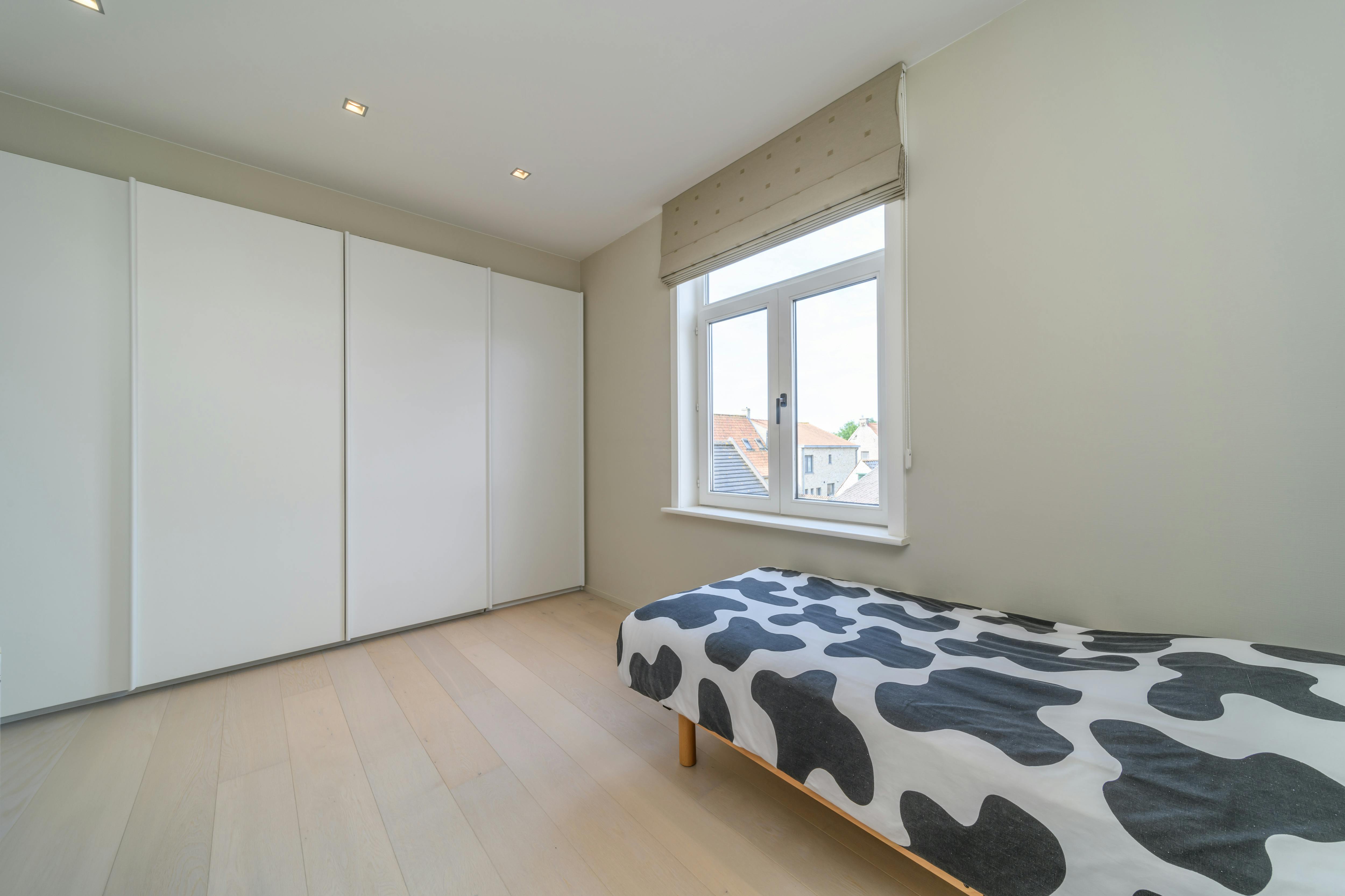 Herenhuis met ruime garage te koop in Izenberge. foto 25